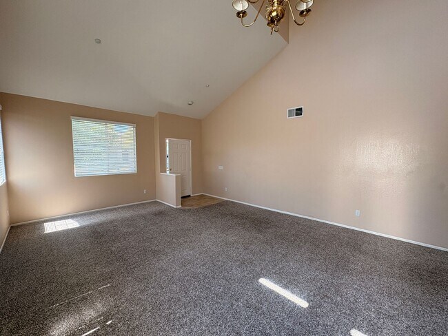 Building Photo - 4 Bed, 2.5 Bath in Riverside!
