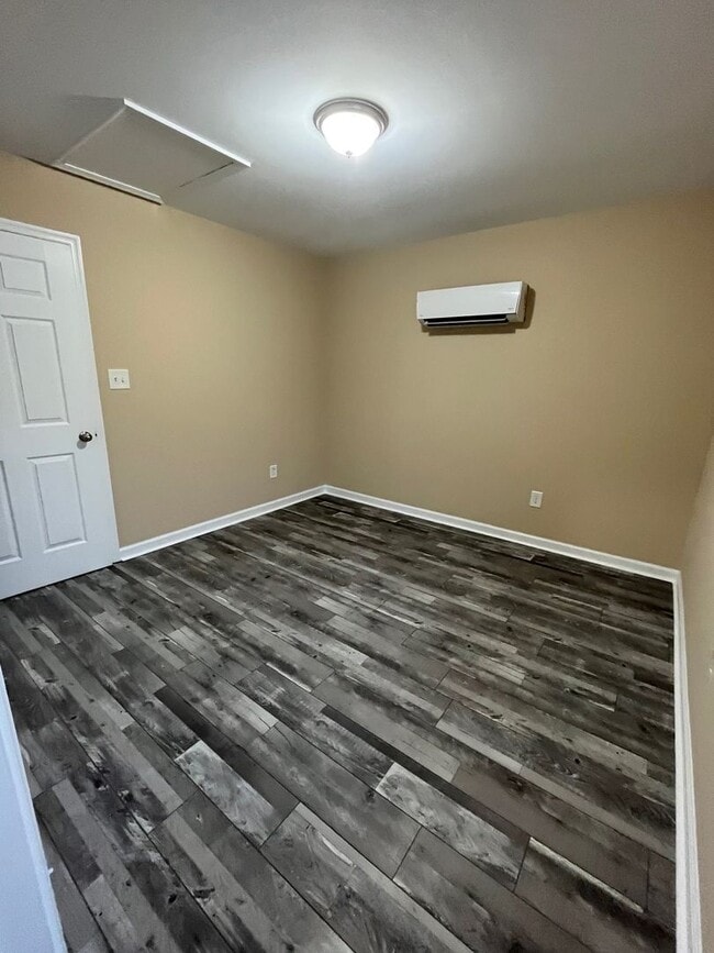 Building Photo - Charming 1BR/1BA Duplex Apartment – Prime Williamsburg Location