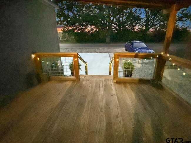 Building Photo - 409 Willow Dr