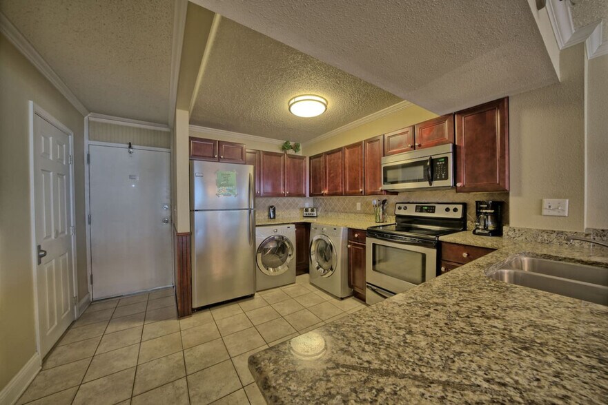 Building Photo - 7205 Thomas Dr