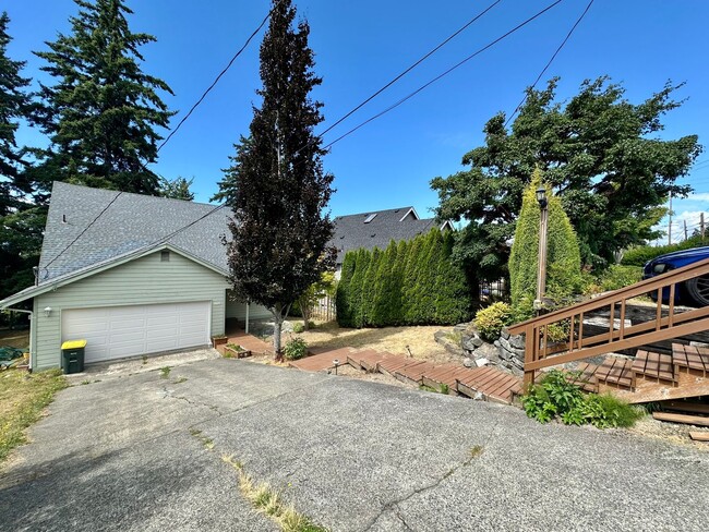 Building Photo - 1702 S 34th St