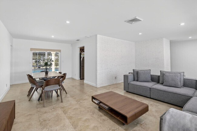 Building Photo - 7000 Plantation Rd