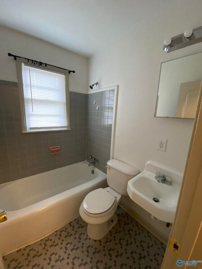 Building Photo - 1512 Oakwood Ave NE