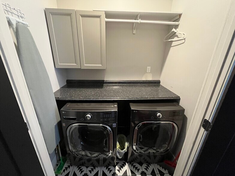 Washer/dryer - 2627 Campbell St