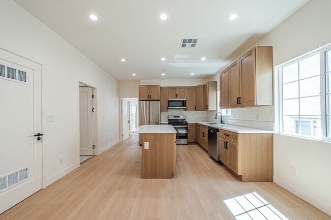 Building Photo - Modern Upstairs 3-Bed/2-Bath at 4222 – Two...