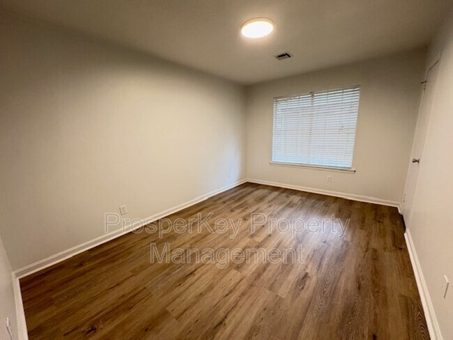 Building Photo - 740 Ledyard Pl