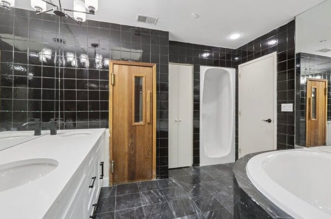 Building Photo - 5 Millay Ct