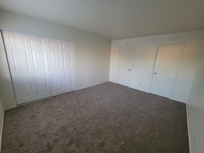 Building Photo - 2 Story Condo in Corning - Richfield Garde...