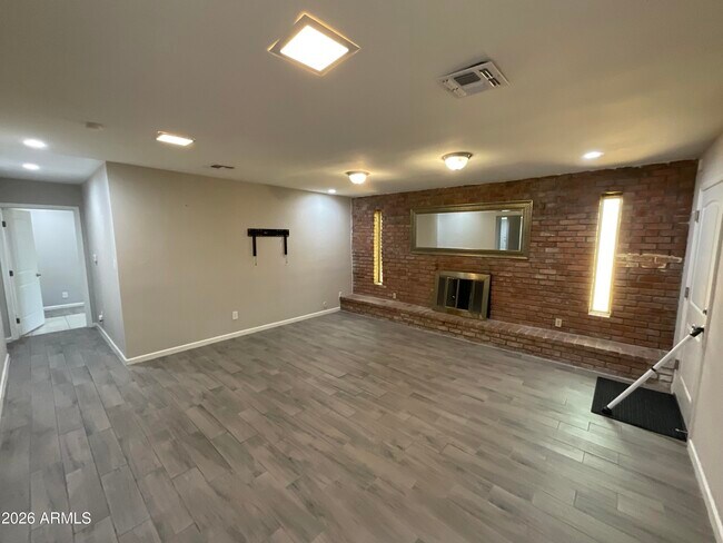 Building Photo - 2320 E Wier Ave