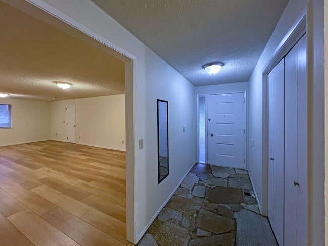 Building Photo - 4 bedroom 2.05 bath rambler on Kent's East...