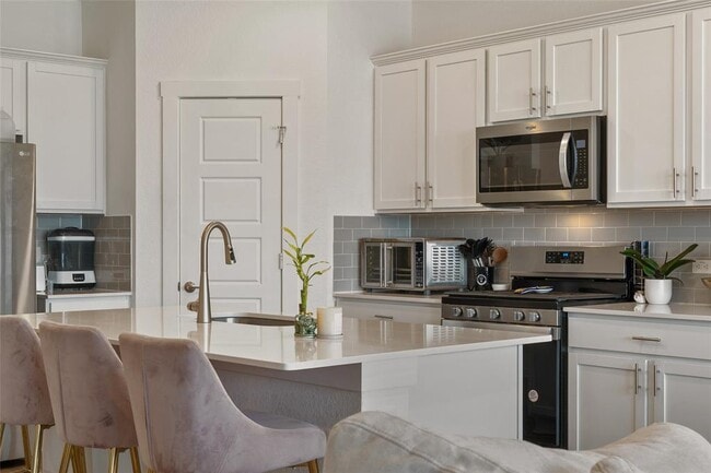 Building Photo - 13821 Zuhause Dr