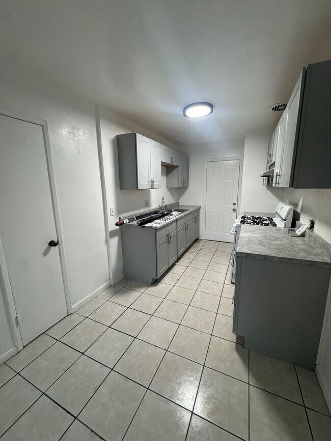 Building Photo - S 33rd