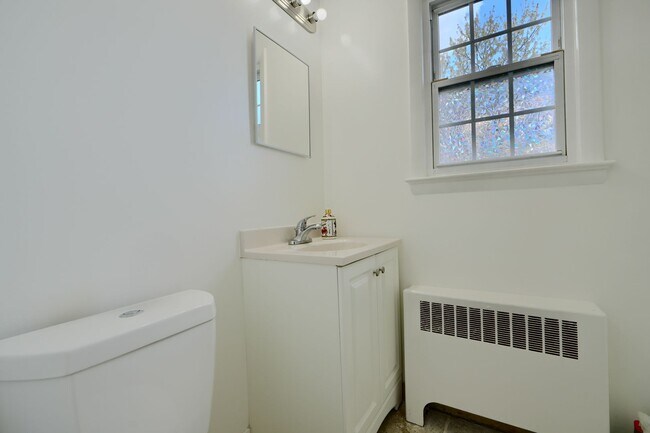 Building Photo - 1 Bed 1 Bath Home for Rent in Rockville, MD- INCLUDES GAS/HEAT AND WATER