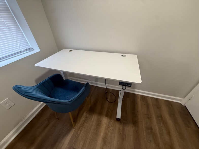 Building Photo - 1 Maple Ave