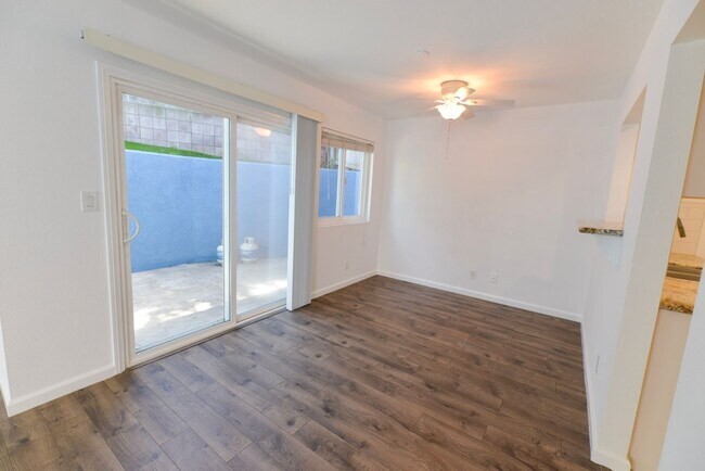 Building Photo - 257 Avenida Victoria