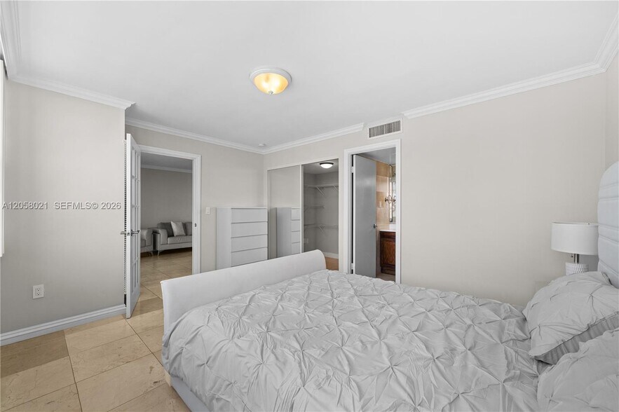 Building Photo - 18011 Biscayne Blvd