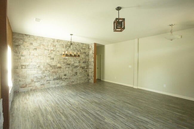 Building Photo - 1115 Dietrich Ln