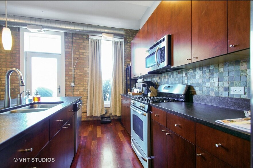 Building Photo - 3133 N Lakewood Ave