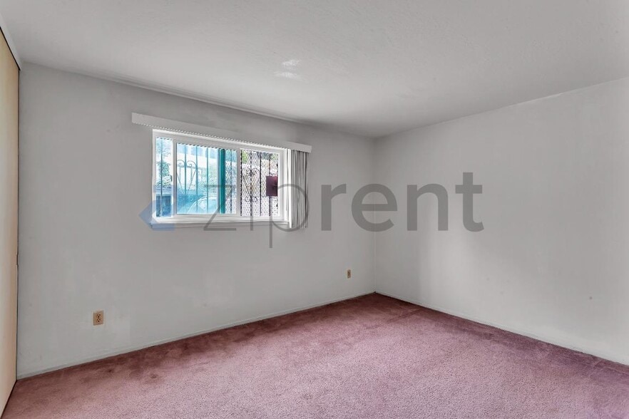 Building Photo - Unit 2
