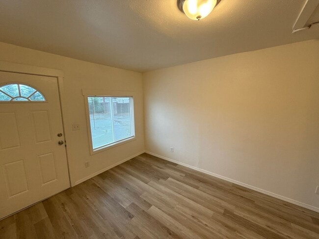 Building Photo - 3357 Portland Rd NE