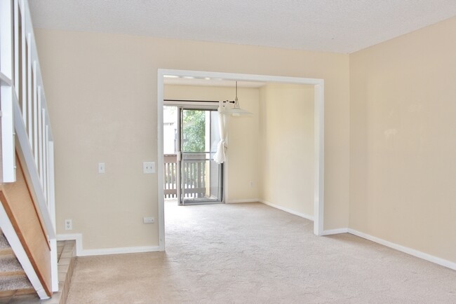 Building Photo - Updated 2B/1.5BA Condo w/ 2 Parking Spaces...