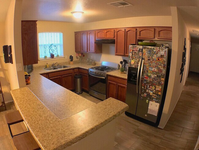 Building Photo - East El Paso 3bed/2bath Refrig A/C!