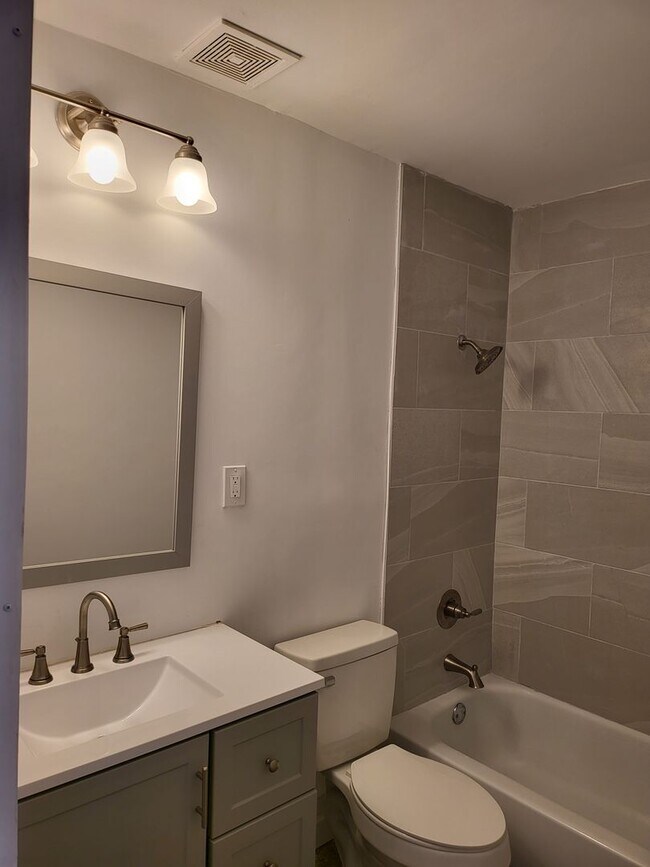 Building Photo - Conveniently located to UA, Mercedes and D...