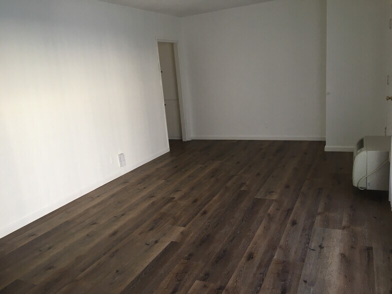 Building Photo - 8539 Saturn St