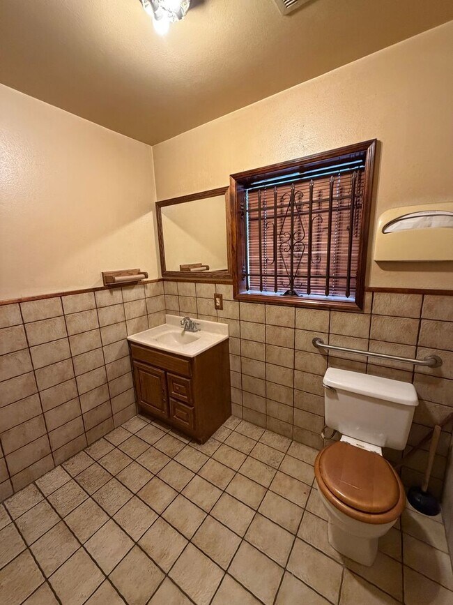 Building Photo - 3BEDROOM 1 BATHROOM COMMERCIAL PROPERTY