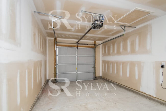Building Photo - Spacious 3BR 2BA Home Awaits You!