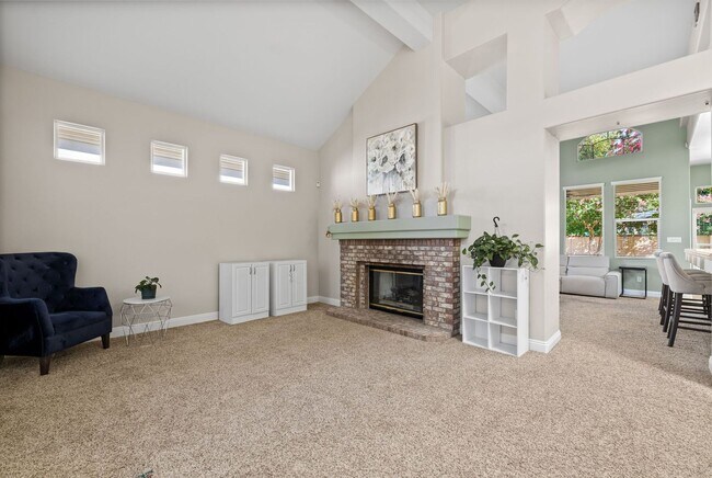 Building Photo - CLEAN 3 BEDROOM / 2 BATHROOM IN SEVEN OAK!...
