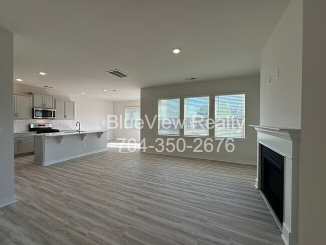 Building Photo - Brand new home 3 bed 2.5 bath 2 car garage in Steele Creek