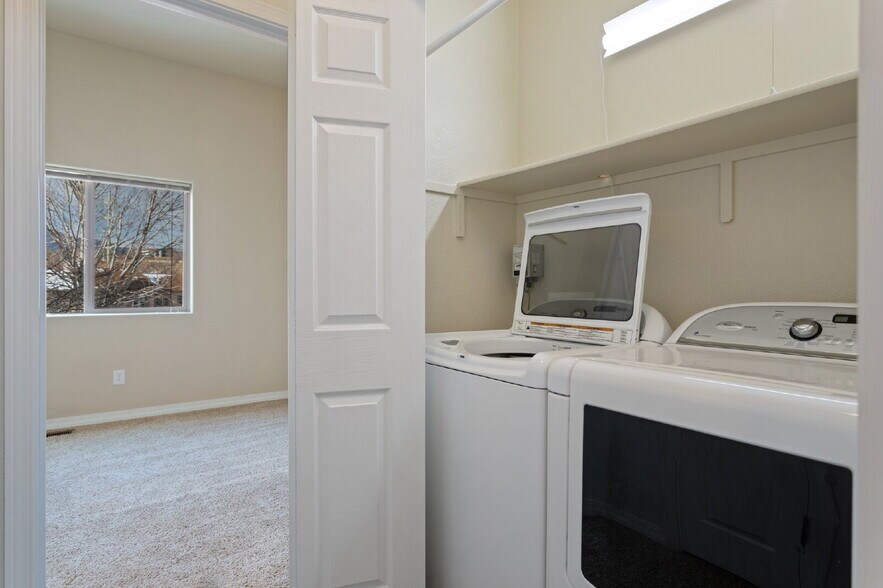 Building Photo - Westside 2-Bed Condo with Mountain Views a...