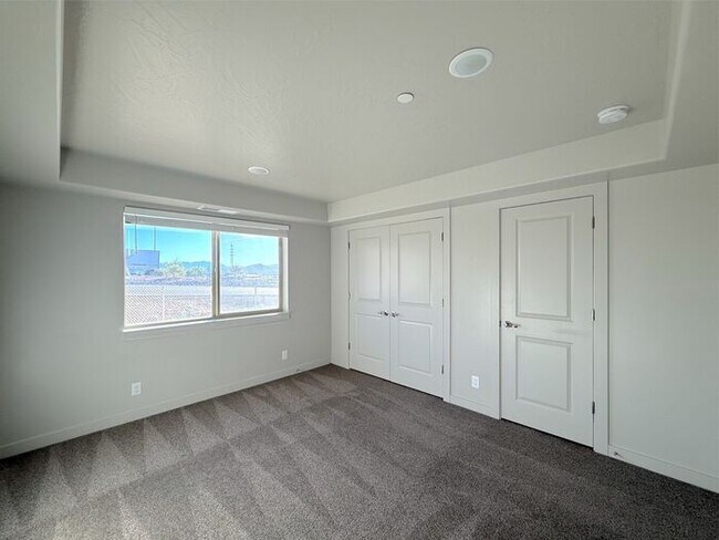 Building Photo - 2 bed, 1 bath Condo