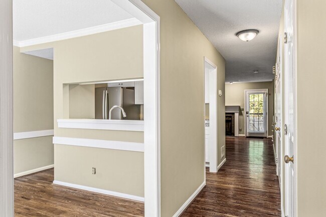 Building Photo - Newly Updated Park Place Townhome in Green...