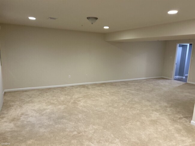 Building Photo - 4 br, 3.5 bath Townhome - 120 Robert Street