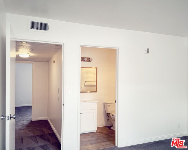 Building Photo - 16037 Vanowen St