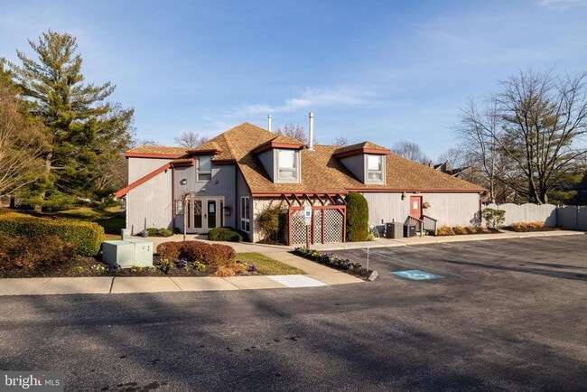 Building Photo - 835 Chanticleer