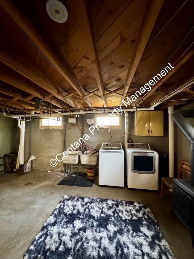 Building Photo - 2 Bedroom one Bath with large Yard located on the flats.