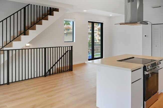 Building Photo - 1376 SW 4th St