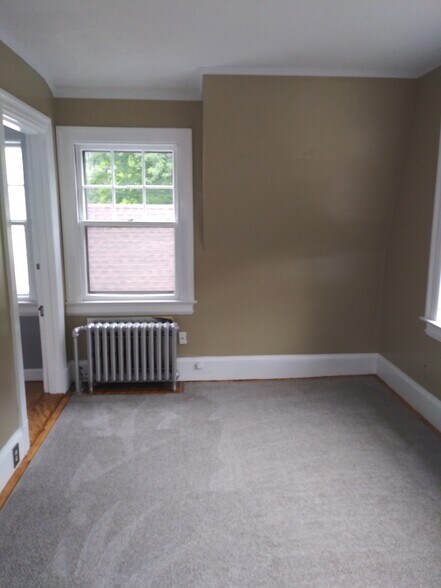 Master with door to en suite - 18 Auburn St