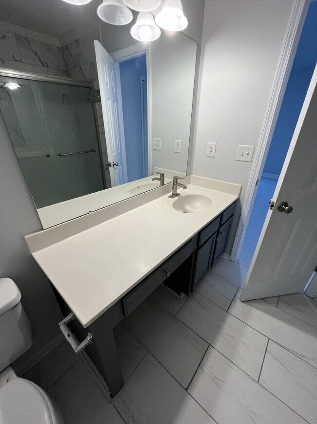 Building Photo - "Chic & Cozy: Modern 2-Bed Townhouse with Marble Accents in Greensboro!"