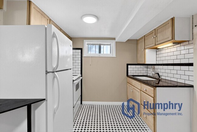 Building Photo - Bottom unit of Duplex