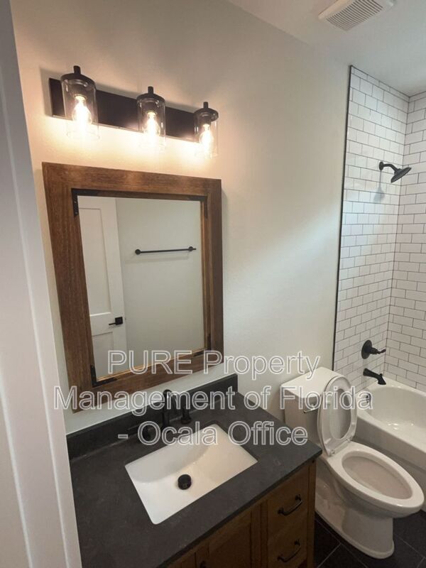 Building Photo - 2635 NE 37th Place Rd