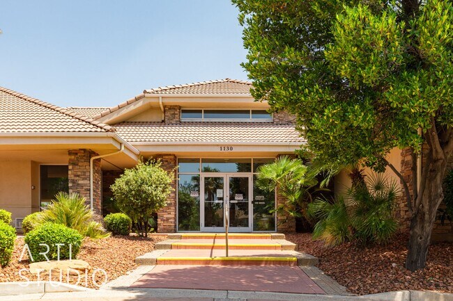 Building Photo - Stunning 3-Bedroom Home with Private Backy...