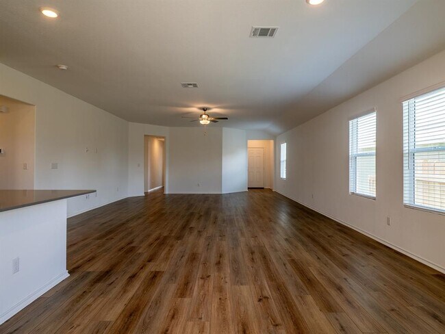 Building Photo - 702 Silver Springs Bend
