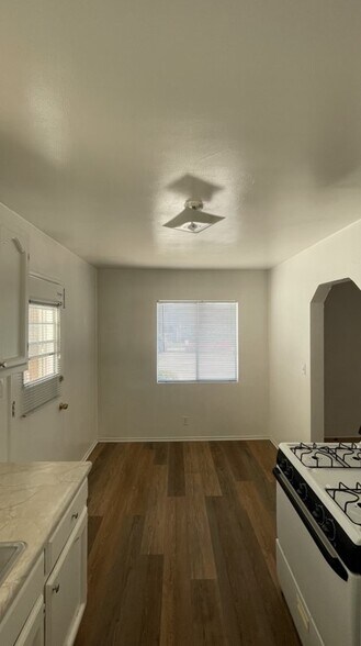 Building Photo - 12322 York Ave