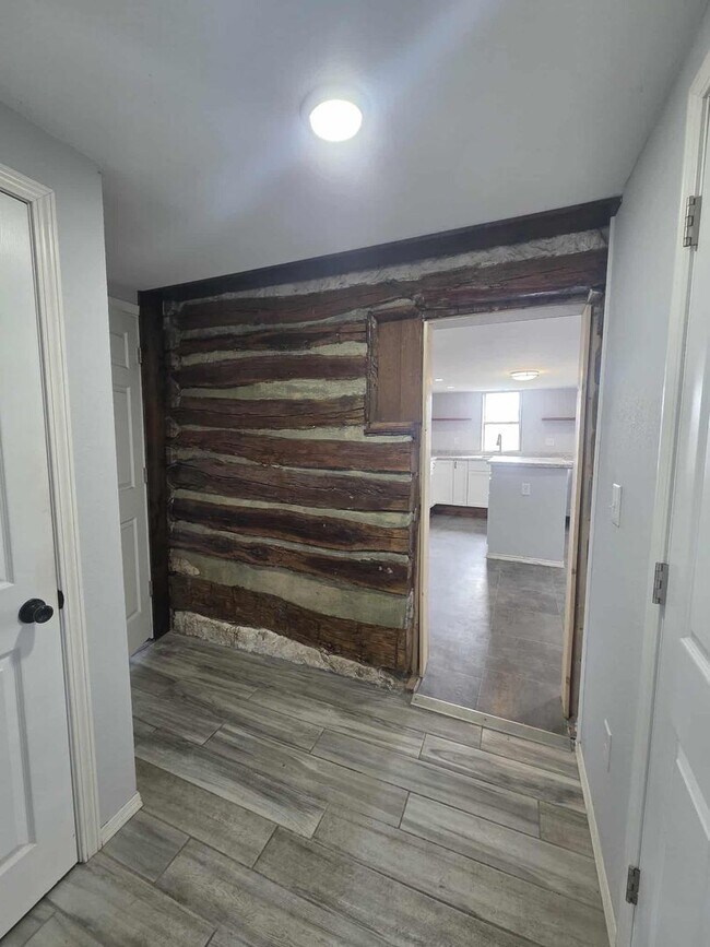 Building Photo - Charming Farm House!