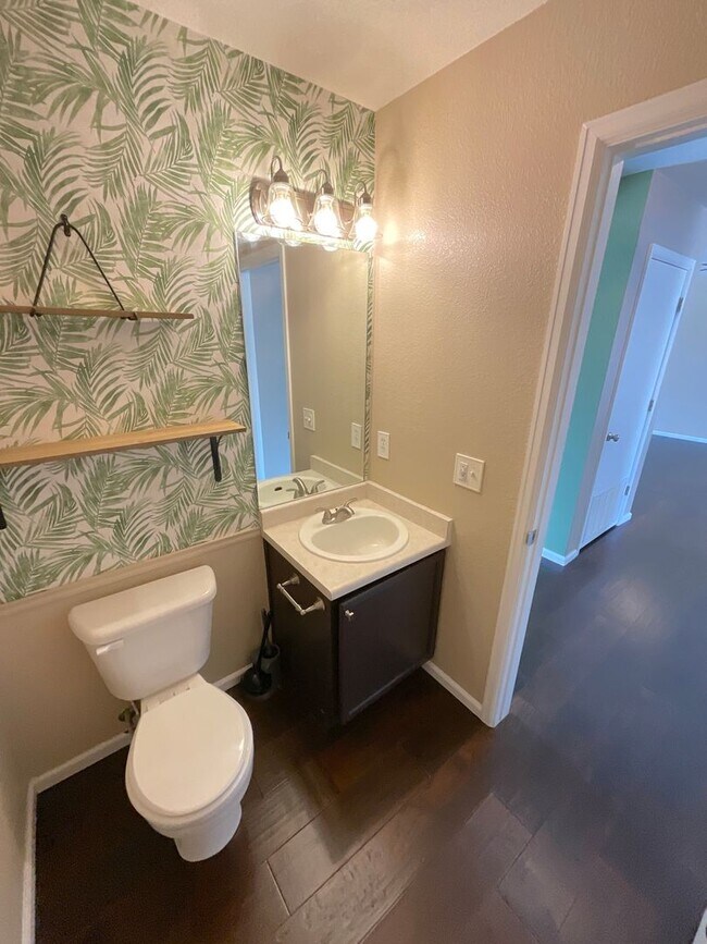 Building Photo - 4 Bedroom Home Available Near N Powers Bl ...
