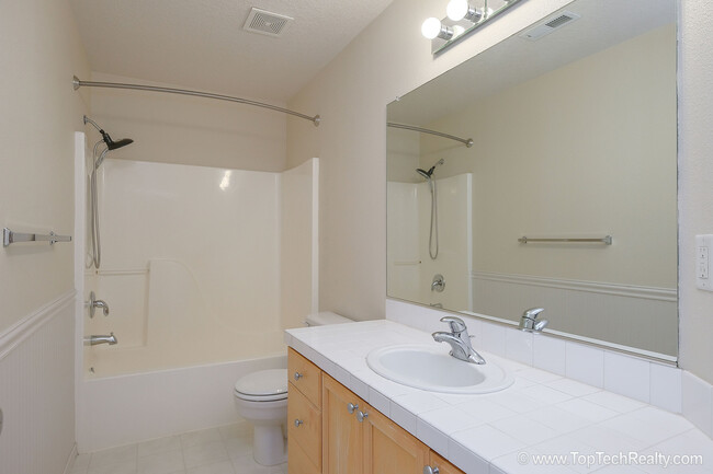 Building Photo - Beautiful 4 Bedrm* 2.5 Bath* Single Family...